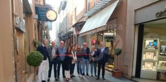 Via Cairoli, inaugurate le nuove fioriere che abbelliranno la strada pedonale
