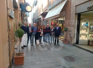 Via Cairoli, inaugurate le nuove fioriere che abbelliranno la strada pedonale