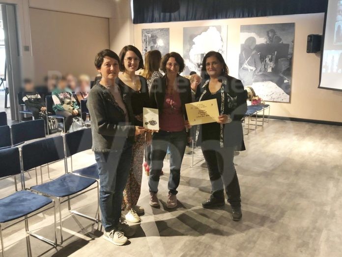 La dirigente scolastica ritira il premio per Ester Mazzoni, 14° concorso poesia Casa Monti, 26 ottobre 2022