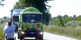 Controlli sui mezzi pesanti: Autotrasportatore multato per l’inosservanza del rapporto tra le ore di marcia e riposo