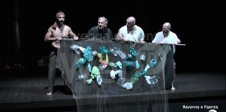 Dante che canta e incanta: al Rasi la vita del Poeta si confronta con la realtà odierna