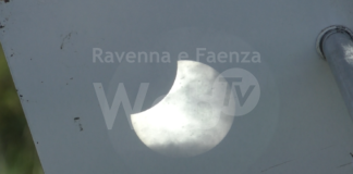 In tanti ad osservare l’eclisse di sole