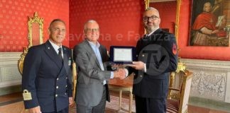 Trova oggetti rubati e risale al proprietario grazie ad un invito a nozze. Premiato militare della Guardia Costiera