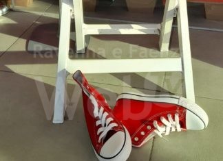 Nei negozi Despar, Eurospar e Interspar una scarpa rossa per dire no alla violenza contro le donne