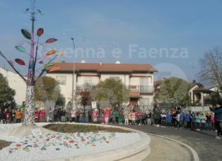 Conselice: inaugurato «l’albero della vita» nella rotatoria di piazza Gramsci