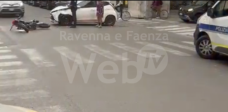 Scontro auto-moto davanti a Palazzo delle Esposizioni: ragazzo in ospedale