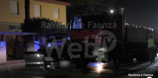 Camion si scontra con un’auto e poi la trascina per alcuni metri: un ferito grave al Bufalini