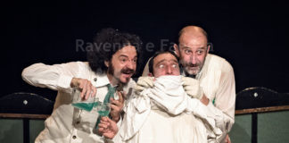 L’esilarante Nuova Barberia Carloni di Teatro Necessario inaugura la Stagione della Casa del Teatro di Faenza