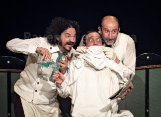 L’esilarante Nuova Barberia Carloni di Teatro Necessario inaugura la Stagione della Casa del Teatro di Faenza