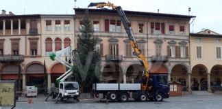 Arrivato l’albero di Natale in centro