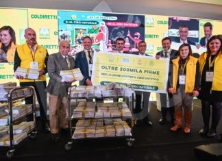 Al Forum Coldiretti consegnate 200mila firme contro il cibo sintetico