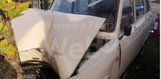 Con l’auto centra in pieno un albero, 75enne gravissimo trasportato al Bufalini