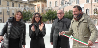 Inaugurata la pista di pattinaggio sul ghiaccio di Piazza Kennedy