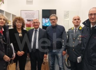 Prefetto e forze dell’ordine in visita al negozio sfida la criminalità organizzata