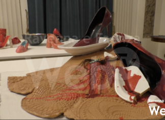 Scarpette rosse in ceramica contro la violenza sulle donne