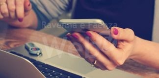 Truffa l’amante conosciuta sui social sottraendole 25mila euro. Ravennate a processo