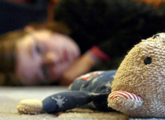 Abusi sessuali sulla figlia 11enne mentre era agli arresti domiciliari, disposta custodia in carcere