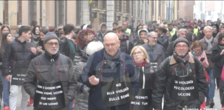 Un lungo corteo in scarpe rosse contro la violenza sulle donne