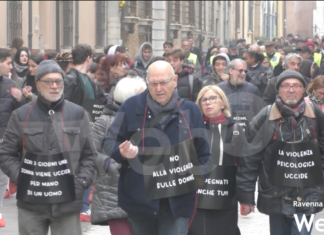 Un lungo corteo in scarpe rosse contro la violenza sulle donne