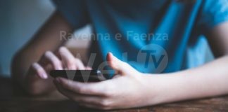 14enne ravennate tenta il suicidio dopo aver visto il video su Youtube. Denunciato l’influencer