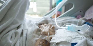 Anziano muore in ospedale, la famiglia ipotizza omicidio volontario e denuncia i medici