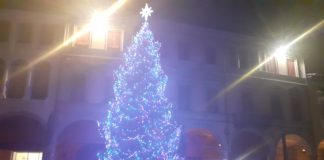 Acceso l’albero di Natale di Faenza decorato con 10 mila pixel animati