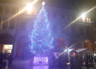 Acceso l’albero di Natale di Faenza decorato con 10 mila pixel animati