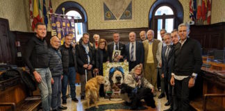 Per il 2023 torna il calendario benefico di Lola per donare un cane guida a chi non vede