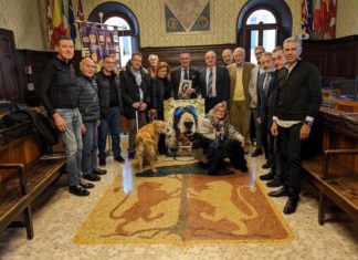 Per il 2023 torna il calendario benefico di Lola per donare un cane guida a chi non vede