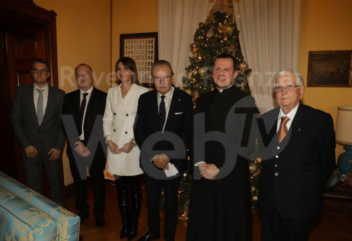 18-12-2022- ravenna circolo ravennate e dei forestieri , festa di natale il ricavato in beneficenza , pres circolo beppe rossi , margherita barbieri , il dott francesco cannatà e il dott william palamara in rappresentanza delle associazioni diabetiche ,