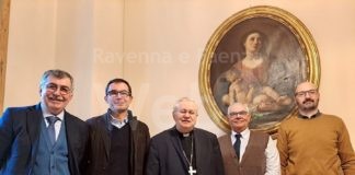 La statuina della Florovivaista, simbolo di sostenibilità, donata da Coldiretti e Confartigianato al Vescovo Mario Toso