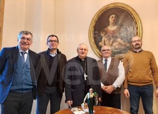 La statuina della Florovivaista, simbolo di sostenibilità, donata da Coldiretti e Confartigianato al Vescovo Mario Toso