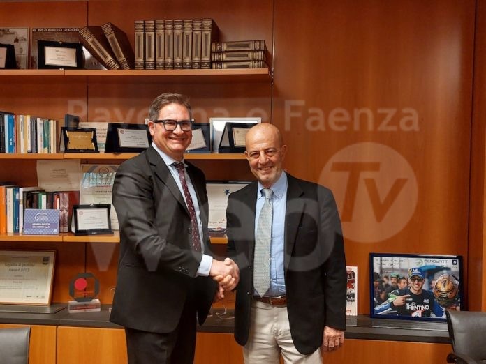 La stretta di mano tra Oscar Guerra, AD di Rosetti Marino, e l'AD di Gruppo SGR Bruno Tani