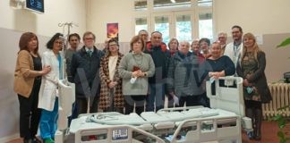 Donati tre letti elettrificati all’OsCo di Brisighella dall’associazione “La tua mano per la pace – Amici di Padre Querzani”