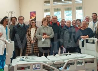 Donati tre letti elettrificati all’OsCo di Brisighella dall’associazione “La tua mano per la pace – Amici di Padre Querzani”