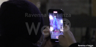 In tanti a fotografare l’albero di Natale in piazza: la soddisfazione del gruppo di lavoro
