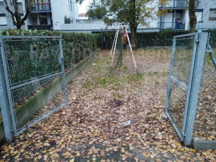 cancello campetto rotto