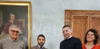 La medaglia del Centenario di Baracca consegnata a Fabio Bellosi, lughese che lavora come capo meccanico Ferrari in Formula1