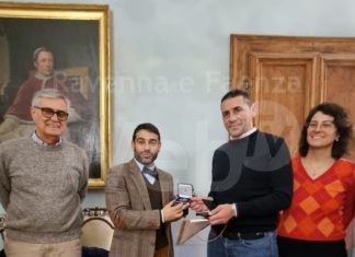 La medaglia del Centenario di Baracca consegnata a Fabio Bellosi, lughese che lavora come capo meccanico Ferrari in Formula1