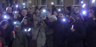 Fiaccolata per chiedere al Comune di riaccendere di notte l’illuminazione pubblica