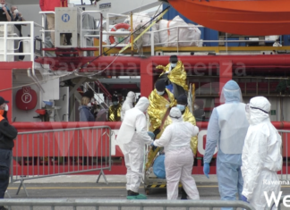 Migranti: Nuovo sbarco a Ravenna della nave Ocean Viking con a bordo 29 naufraghi recuperati