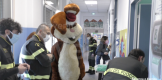 I regali dei Vigili del Fuoco e di Unicef per i bambini della pediatria