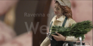 Confartigianato e Coldiretti donano una nuova statua del presepe al vescovo: la florovivaista