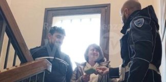Trovano portafoglio con 500 euro e lo consegnano alla polizia. Era lo stipendio di una donna ucraina