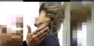 Picchia brutalmente l’ex compagna e fa diretta TikTok per denigrarla, arrestato 32enne