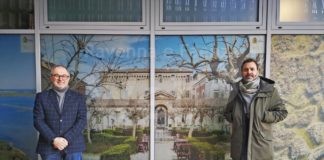 La nuova sede del Comune in viale Berlinguer abbellita dalle vetrofanie che raccontano i luoghi più suggestivi della città