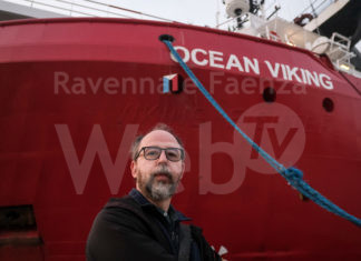 “La vita possibile”, una mostra navigante di Gianluca Costantini a bordo della Ocean Viking | Foto
