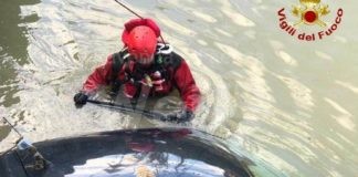 Auto rubata riaffiora in un canale a Cervia. Indagini in corso | Foto