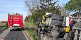 Camion precipita in un campo lungo via Canala: conducente trasportato al Bufalini