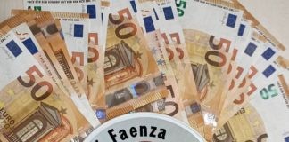 Dimentica la borsa al bar con all’interno 3.000 euro. La polizia locale restituisce tutto alla proprietaria